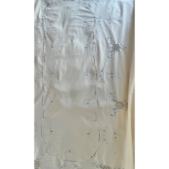 Embroidered Tablecloth With Blue Floral Cutwork Crocheted Inserts Vintage - Picture 7 of 11